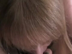 Blondýna, Kuřba, Stříkání spermatu, Na obličej, Honění, Manželka v domácnosti, Různé pohledy, Polykání