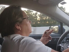 Coche, Madura, Ama de casa, Madres para coger, Tetas naturales, Al aire libre, Fumando, Esposa