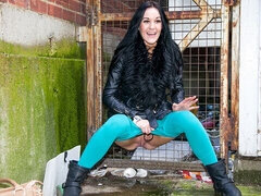 Большая жопа, Брюнетки, Фетиш, Натуральные сиськи, Писсинг, На публике, Сиськи, Туалет