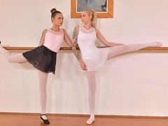 Μαλακία με το δάχτυλο για γυναίκες, Μαλακία με το πόδι, Γλείψιμο, Μουνί, Απογύμνωση, Τατουάζ, Έφηβος, Βυζιά