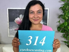 Stor rumpe, Stor kukk, Store pupper, Kukk suging, Brunette, Bakfra, Milf