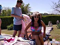 Stor kukk, Brunette, Sperm skott, Runke, Moden, Milf, Basseng, Stemor