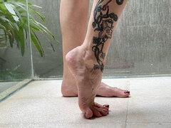 Amador amadora, Fetiche por pé, Mãe gostosa, Solo chão, Tatuagem