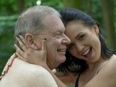 Cumizás, Gesztenyebarna, Kutya póz, Kézimunka, Csókolózás, Szabadban, Leborotvált, Tini