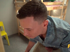 Soverom, Kukk suging, Brunette, Pikk, Slikking, Naturlige bryster, Piercingen, Sokker