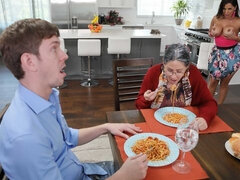 Grosse titten, Blasen, Hundestellung, Hardcore, Masturbation, Milf, Entkleiden, Titten