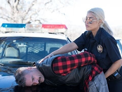 Stor stjärt, Stora tuttar, Blondin, Doggystyle, Kysser, Polis, Rakad, Tuttar