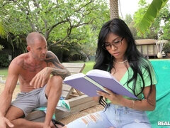 Aasialainen, Iso perse, Takaapäin, Ulkona, Pienikokoinen, Laiha, Teini, Tissit