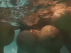 Fingern, Küssen, Lesbisch, Lingerie, Milf, Natürlichen titten, Rasiert, Titten