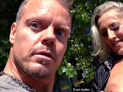 큰 가슴, 도기스타일, 독일인, 밀프, 야외의, 셀카, 공개적인, 문신