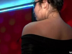 Gros seins, Noire, Homme nu et filles habillées, Queue, Cuir, Lesbienne, Lingerie, Fête