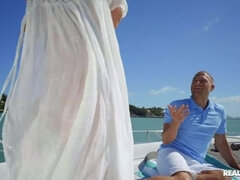 Bikini, Corridas, Sexo duro, Besar, Madres para coger, Al aire libre, Tatuaje, Tetas