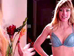 Amerikansk, Bikini, Give finger, Lesbisk, Orgasme