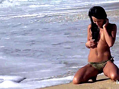 watch Me masturbate On a Public Beach!