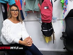 Zadní pokoj, Velké kozy, Sperma v puse, Dávení penisem, Honění, Hardcore, Výprask, Strip