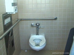 Spermaladung, Handjob, Toilette