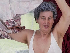 Grosser arsch, Grosse titten, Fingern, Masturbation, Reif, Kurzes haar, Solo, Entkleiden