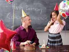 Gros cul, Grosse bite, Sucer une bite, En levrette, Seins naturels, Élève, Adolescente, Nénés