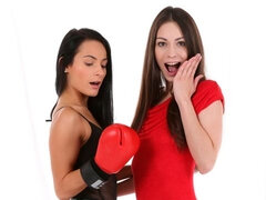 Popó, Gesztenyebarna, Ujjazás, Csókolózás, Leszbikus, Nyalás, Felcsatolható, Sztrippelés