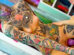 Tyłek, Płeć żeńska, Sex w czwórkę, Całować, Strona, Pirsing, Chudy, Tatuaż