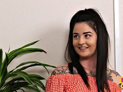 Veľké péro, Oblečené ženy, Striekanie semena, Honění, Masturbácia, Piercing, Tetovanie, Teenka