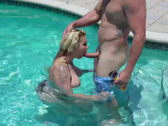 Gros cul, Gros seins, Blonde, Éjaculation interne, Tir de sperme, Hard, Piscine, Rasée