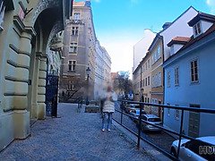 Kerl trifft sich mit vollbusiger Blondine und fickt sie in der Nähe von Mädels BF