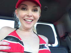 Auto, Süss, Fingern, Absätze, Masturbation, Muschi, Solo, Titten