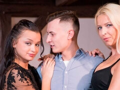 Stor pik, Store bryster, Hundestilling, Mor jeg gerne vil kneppe, Naturlige bryster, Strømper, Teenager, Bryster