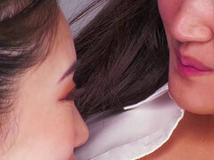 Azijci, Par, Fetiš, Japonka, Poljubljanje, Lezbijke, V uniformi