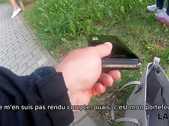 Law4k. female vole des portefeuilles dans le parc