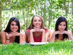 Amatør, Brunette, Lesbisk, Onani, Strømper, Stripping, Trekant, Pupper