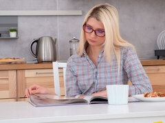 Veľký zadok, Blondína, Kuřba, Na psíka, Prirodzené prsia, Krátke vlasy, Teenka, Kozičky