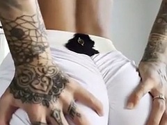 Enthousiasteling, Lieveling, Grote mammen, Vingeren, Masturbatie, Alleen, Tatoeage, Tieten likken