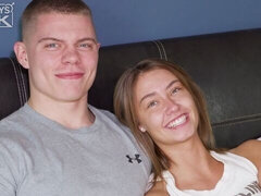 Amatør, Pik sutte, Hundestilling, Naturlige bryster, Kort hår, Mager, Teenager, Bryster