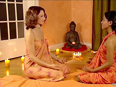 Μελαχροινή, Λεσβία, Μασάζ, Ώριμη γυναίκα