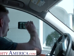 Amerikansk, Stor stjärt, Stora tuttar, Brunett, Hardcore, Porrstjärnor, Tatuering, Tuttar