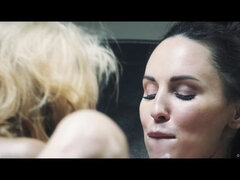 Fürdő ruha, Gesztenyebarna, Csókolózás, Leszbikus, Természetes, Mellbimbók, Olaj, Orgazmus