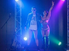 Grosse titten, Blasen, Hundestellung, Handjob, Küssen, Milf, Entkleiden, Tätowierung