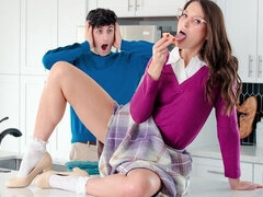 Gros cul, Grosse bite, Sucer une bite, Brunette brune, En levrette, Seins naturels, Adolescente, Nénés