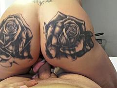 Nana, Gros seins, Brunette brune, Hd, Pov, Public, Douche, Tatouage