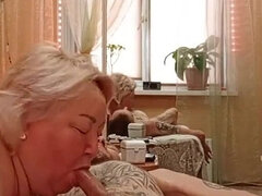 Enthousiasteling, Mooie dikke vrouwen, Blond, Pijpbeurt, Stel, Handbeurt, Rijpe lesbienne, Natuurlijke tieten