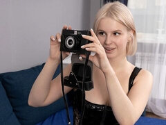 Velika rit, Velike joške, Blondinka, Prstni, Spodnje perilo, Samozadovoljevanje, Kratki lasje, Solo