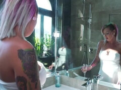 デカパイ, 女, Hd, 淫乱熟女, プール, シャワー, タトゥー, おもちゃ
