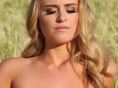 Blondi, Saappaat, Mekko, Sormetus, Luonnolliset tissit, Ajeltu, Tatuointi, Tissit