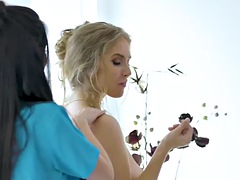 Grosse titten, Fingern, Behaart, Küssen, Lesbisch, Lecken, Massage, Flotter dreier