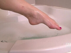 Hot Bathtub Solo - Voluptuous Bombshell With Sexy Feet