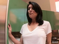 Americano, Anal, Tetas grandes, Estilo perrito, Corridas faciales, Penetracion con dedos, Perforación, Pov