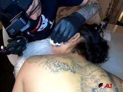 Stor pik, Store bryster, Pik sutte, Brunette, Hårdt, Hd, Strømper, Tatovering