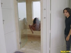 Salle de bains, Attrapée, En levrette, Faciale, Orgasme, Chevaucher, Rasée, Tatouage